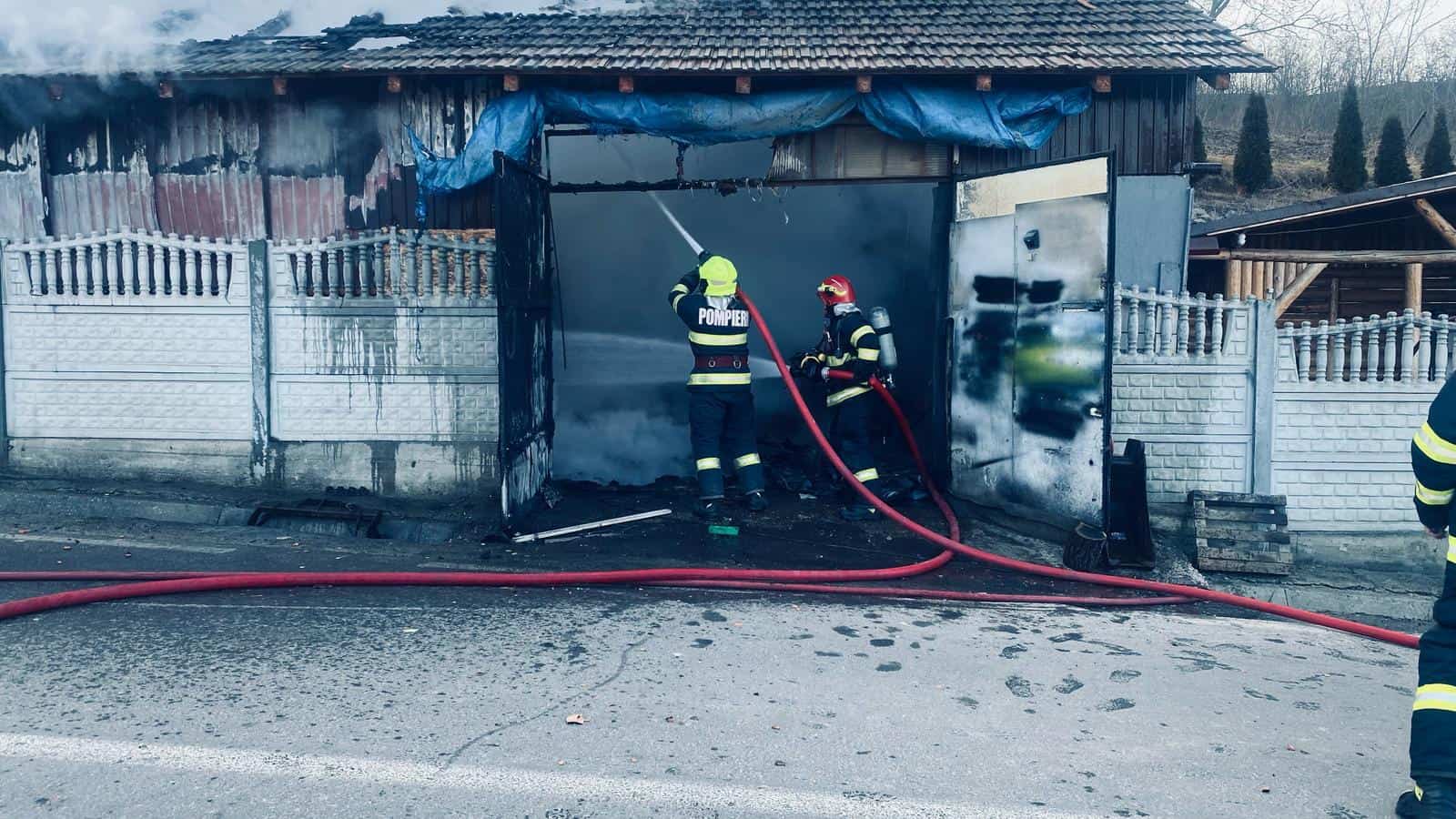 Zeci de incendii la Sibiu și în județ. Două mașini distruse, mai multe case afectate și un tomberon incendiat (foto)