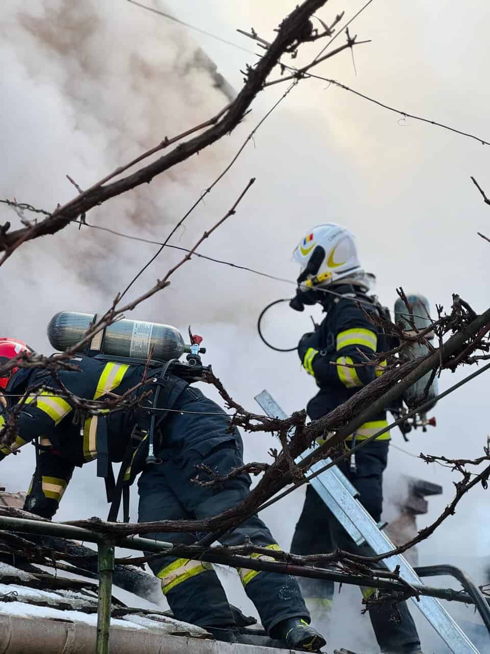 Zeci de incendii la Sibiu și în județ. Două mașini distruse, mai multe case afectate și un tomberon incendiat (foto)