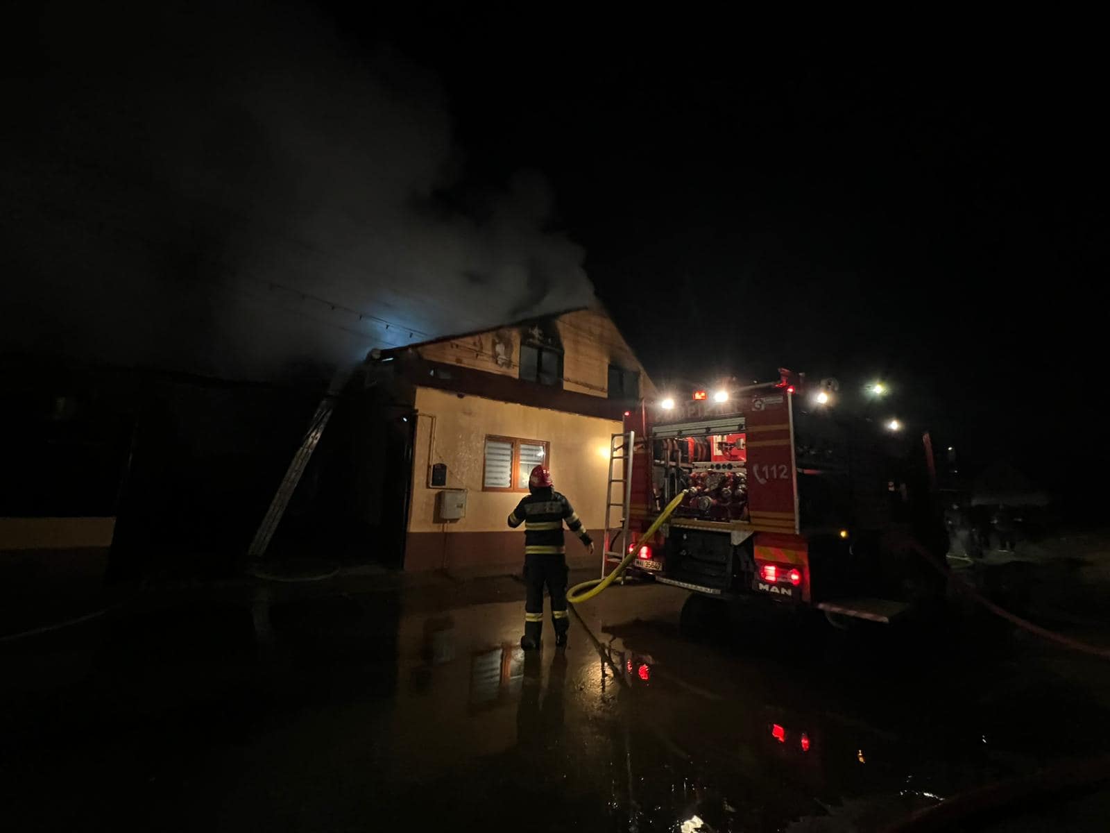 Incendiu puternic la o casă din Șura Mare. Cel puțin 3 mașini de pompieri intervin