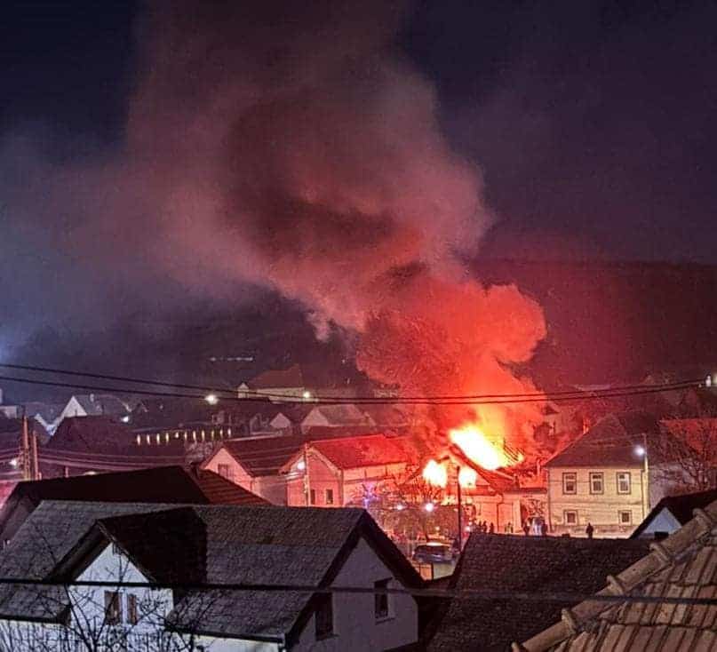 Se strâng bani pentru familia Dejan. Au rămas fără casă în urma incendiului de luni seară de la Șura Mare