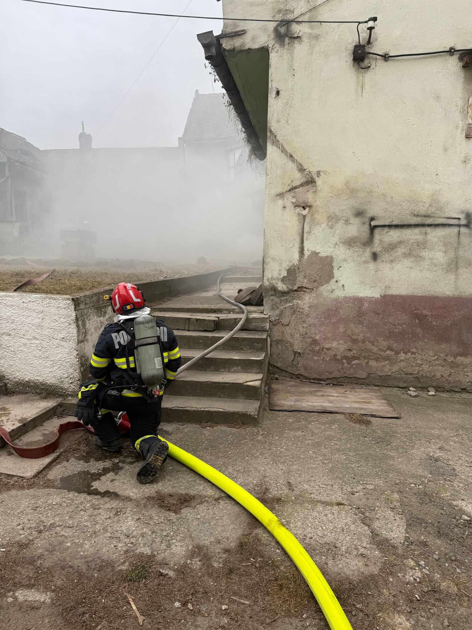 Incendiu la o clădire abandonată în apropiere de centrul Sibiului (foto)