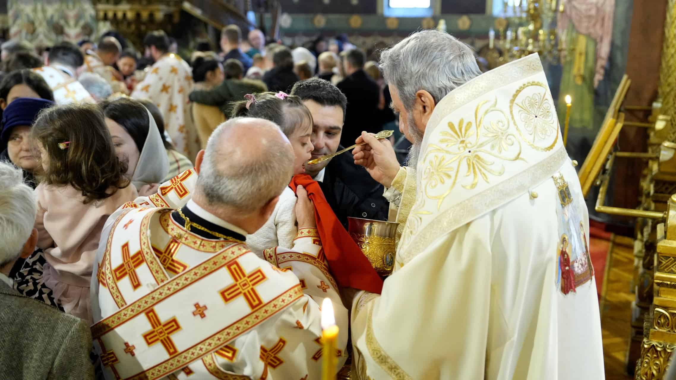 Catedrala din Sibiu, plină de credincioși la Praznicul Întâmpinării Domnului (foto)