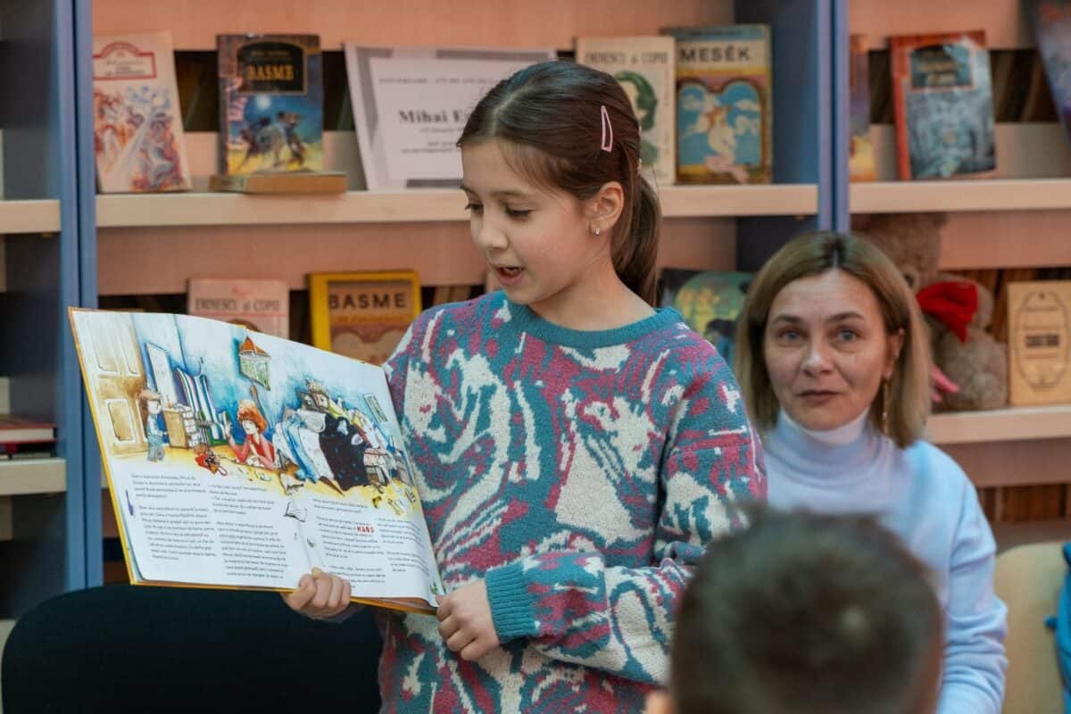 Povești citite cu voce tare de elevii din Mediaș, de Ziua Cititului Împreună (foto)