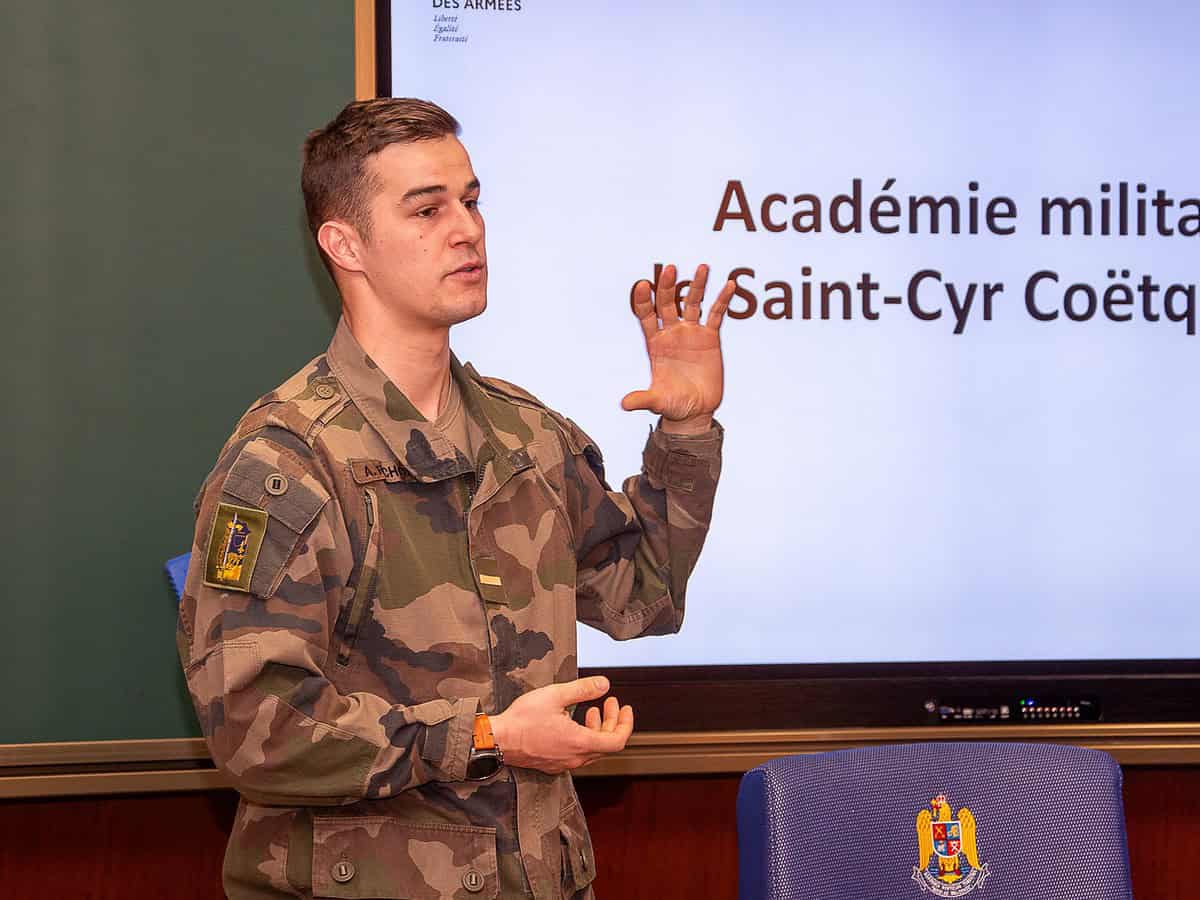 Studenții AFT Sibiu în dialog cu un locotenent francez despre cariera militară internațională (foto)