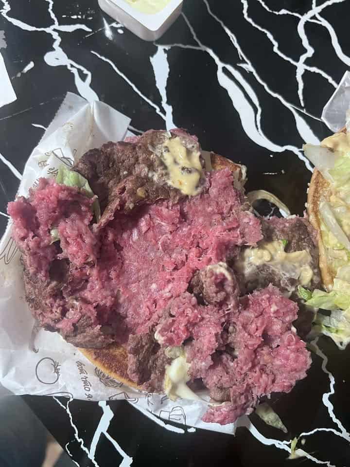 O sibiancă a primit un burger cu carne crudă de la McDonald’s. “Rușine! Este inadmisibil și de groază” (foto)