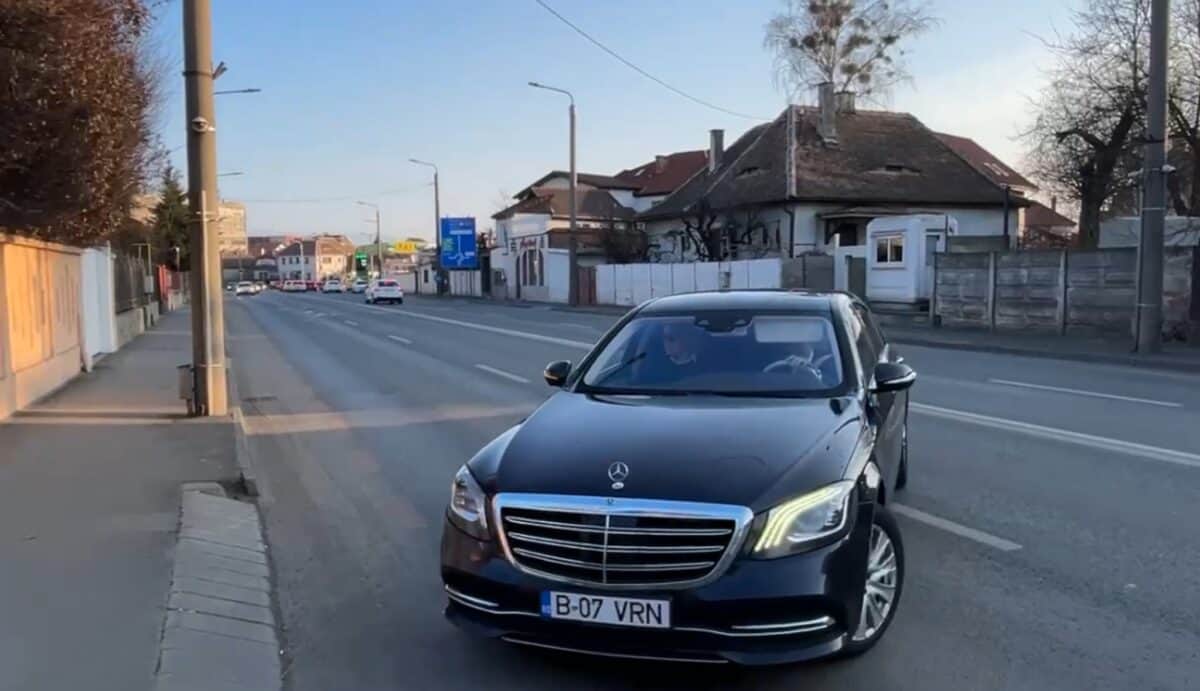 Klaus Iohannis a ajuns acasă la Sibiu. A intrat cu mașina direct în curte (video)