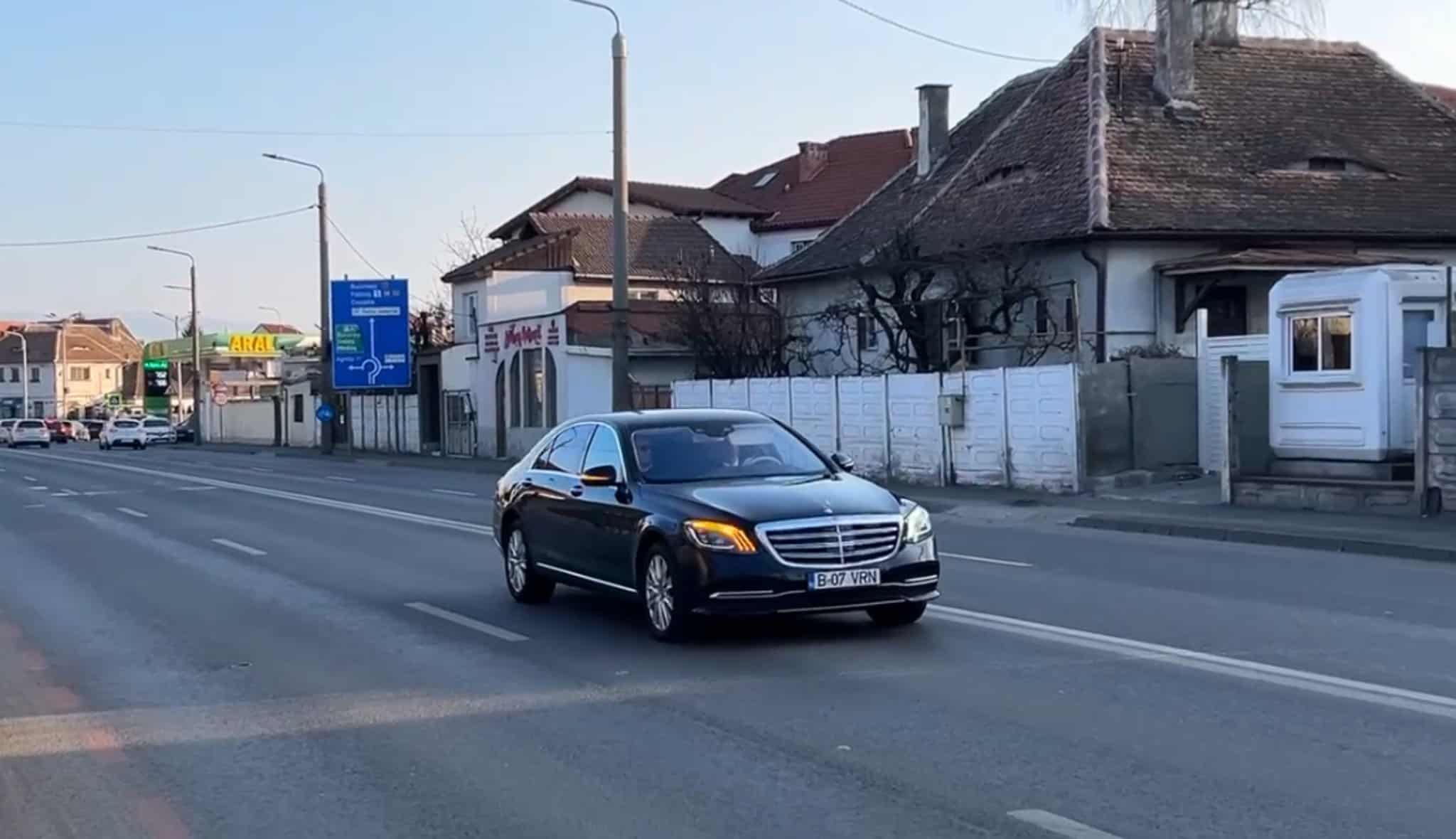 Klaus Iohannis a ajuns acasă la Sibiu. A intrat cu mașina direct în curte (video)