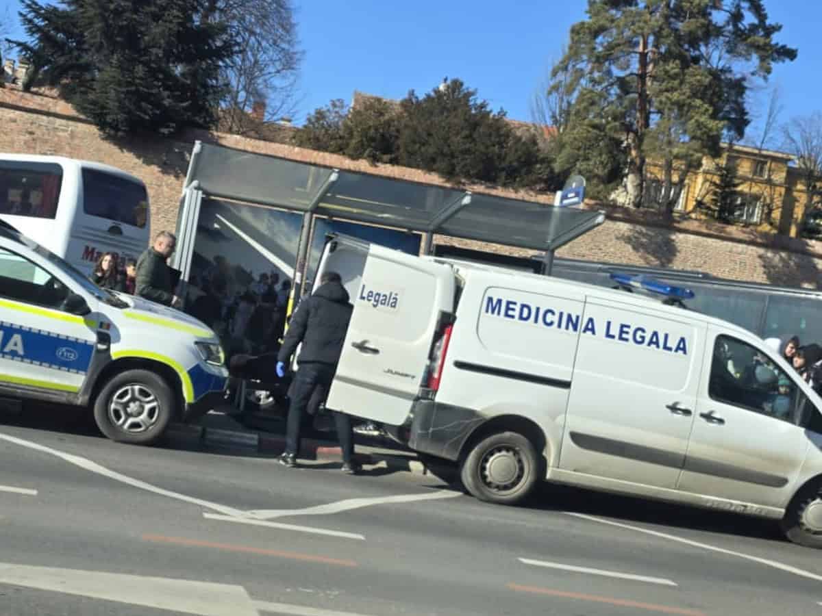 Panică în stația de autobuz de la sala Thalia. Un bărbat a murit după ce a căzut din picioare (foto)