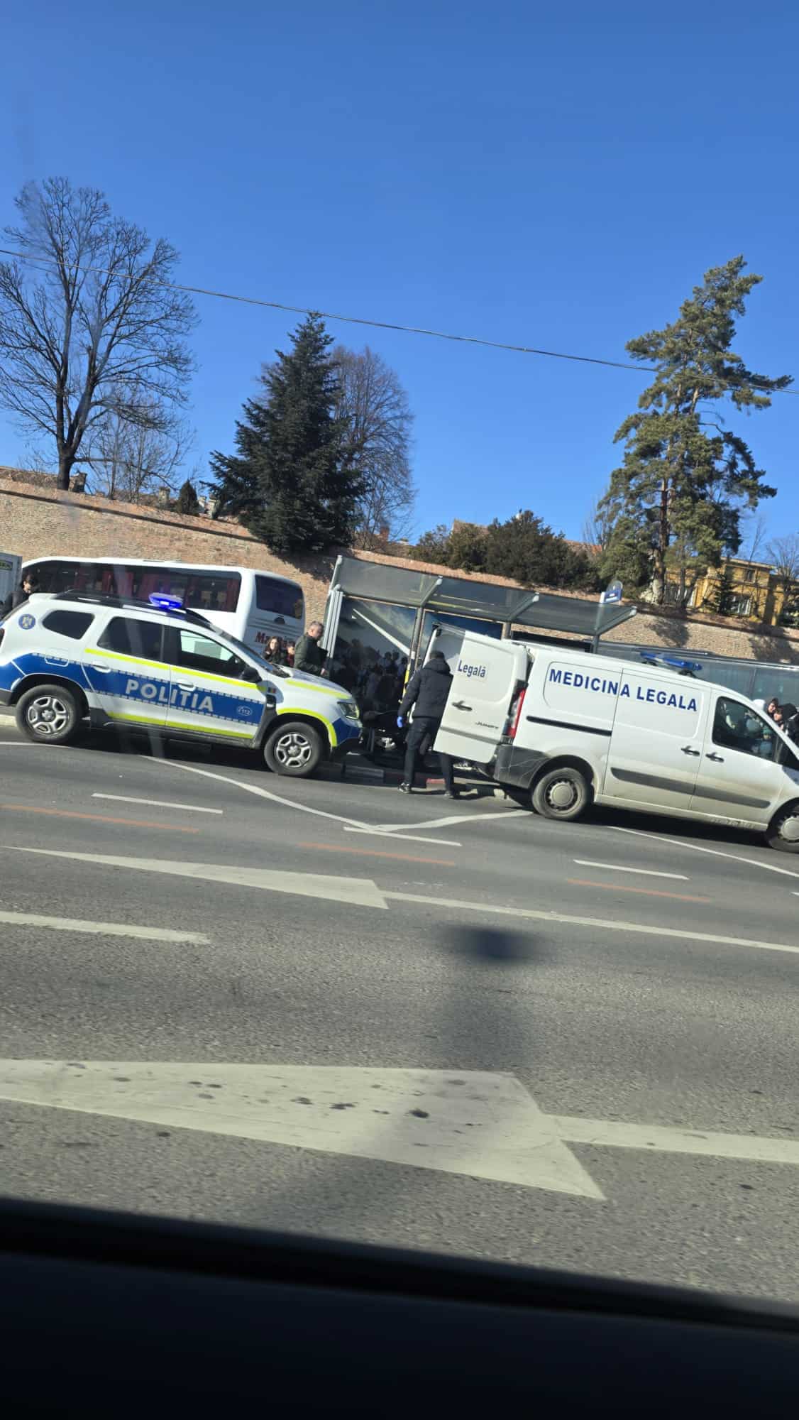 Panică în stația de autobuz de la sala Thalia. Un bărbat a murit după ce a căzut din picioare (foto)