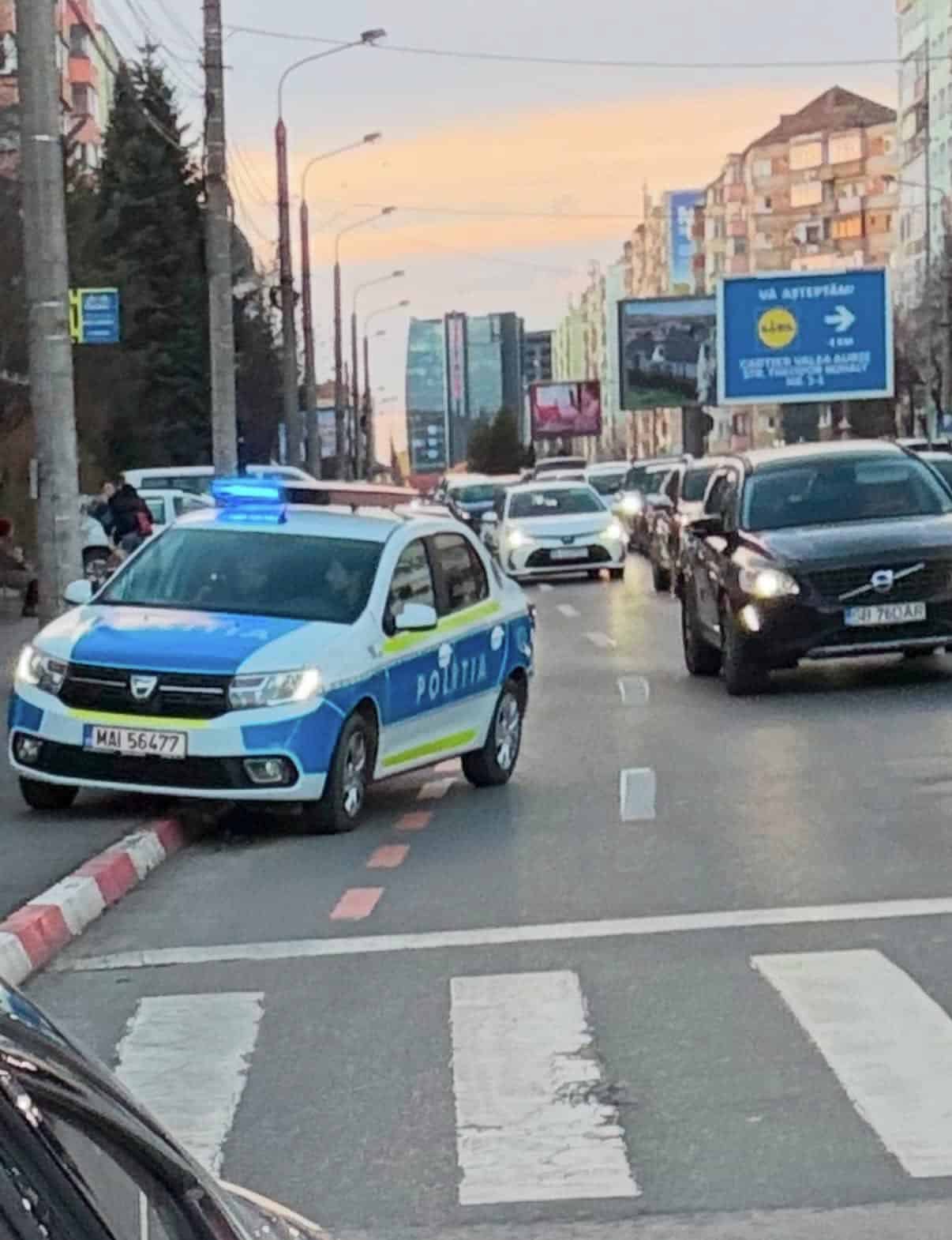 Șoferi revoltați, lăsați fără permis pe Mihai Viteazu. Poliția: ,,Au depășit neregulamentar, prin dreapta” (foto)