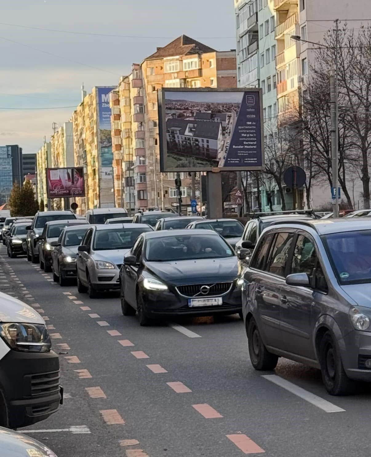 Șoferi revoltați, lăsați fără permis pe Mihai Viteazu. Poliția: ,,Au depășit neregulamentar, prin dreapta” (foto)