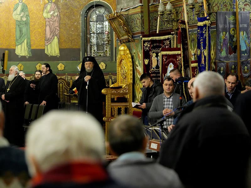 Credincioși din întreaga țară, în pelerinaj la Sibiu pentru comemorarea preotului Iosif Trifa (foto)