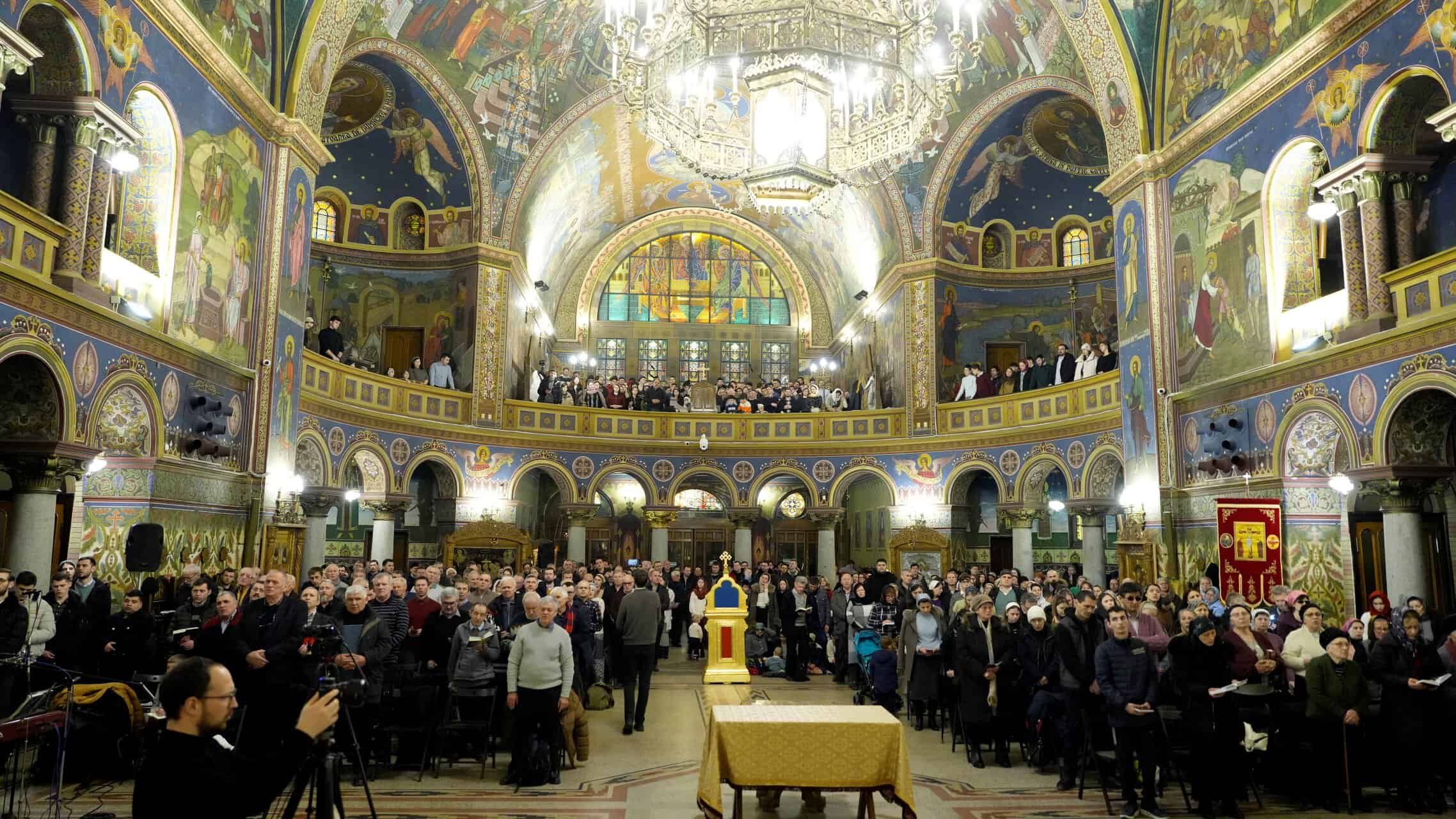 Credincioși din întreaga țară, în pelerinaj la Sibiu pentru comemorarea preotului Iosif Trifa (foto)