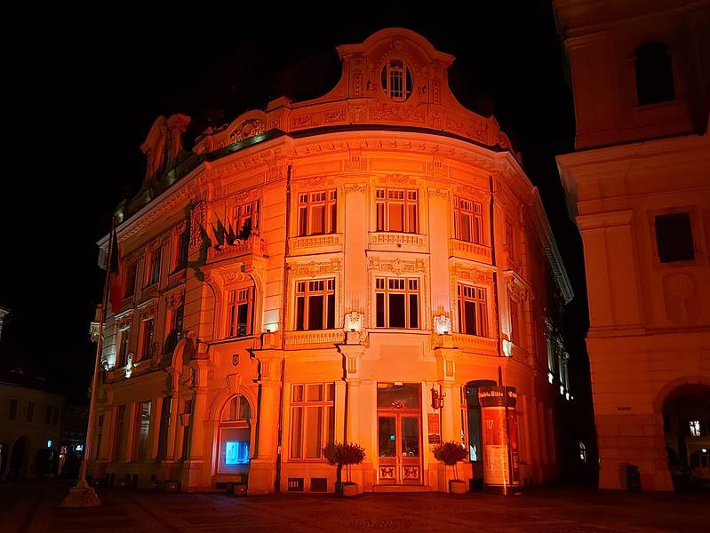 Două clădiri din Sibiu, iluminate în roșu pentru a marca Ziua 112