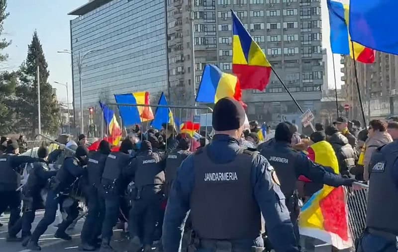 Protest cu violențe în fața Guvernului. Jandarmii au reținut mai multe persoane recalcitrante (video)