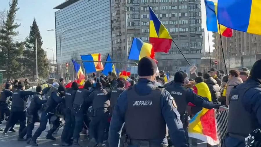 Protest cu violențe în fața Guvernului. Jandarmii au reținut mai multe persoane recalcitrante (video)