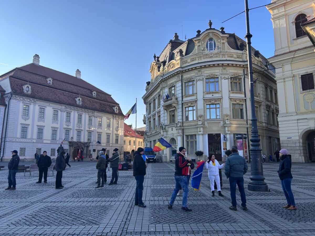 Protestul de duminică de la Sibiu, un fiasco total. Au venit mai puțin de 30 de oameni (video foto)