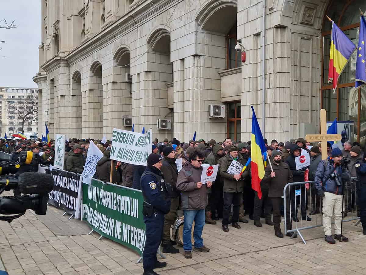 Silvicultori din Sibiu, în mijlocul protestatarilor de la Guvern: „Stop distrugerii Romsilva!” (foto)