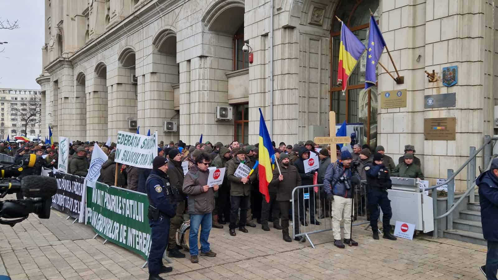 Silvicultori din Sibiu, în mijlocul protestatarilor de la Guvern: „Stop distrugerii Romsilva!” (foto)