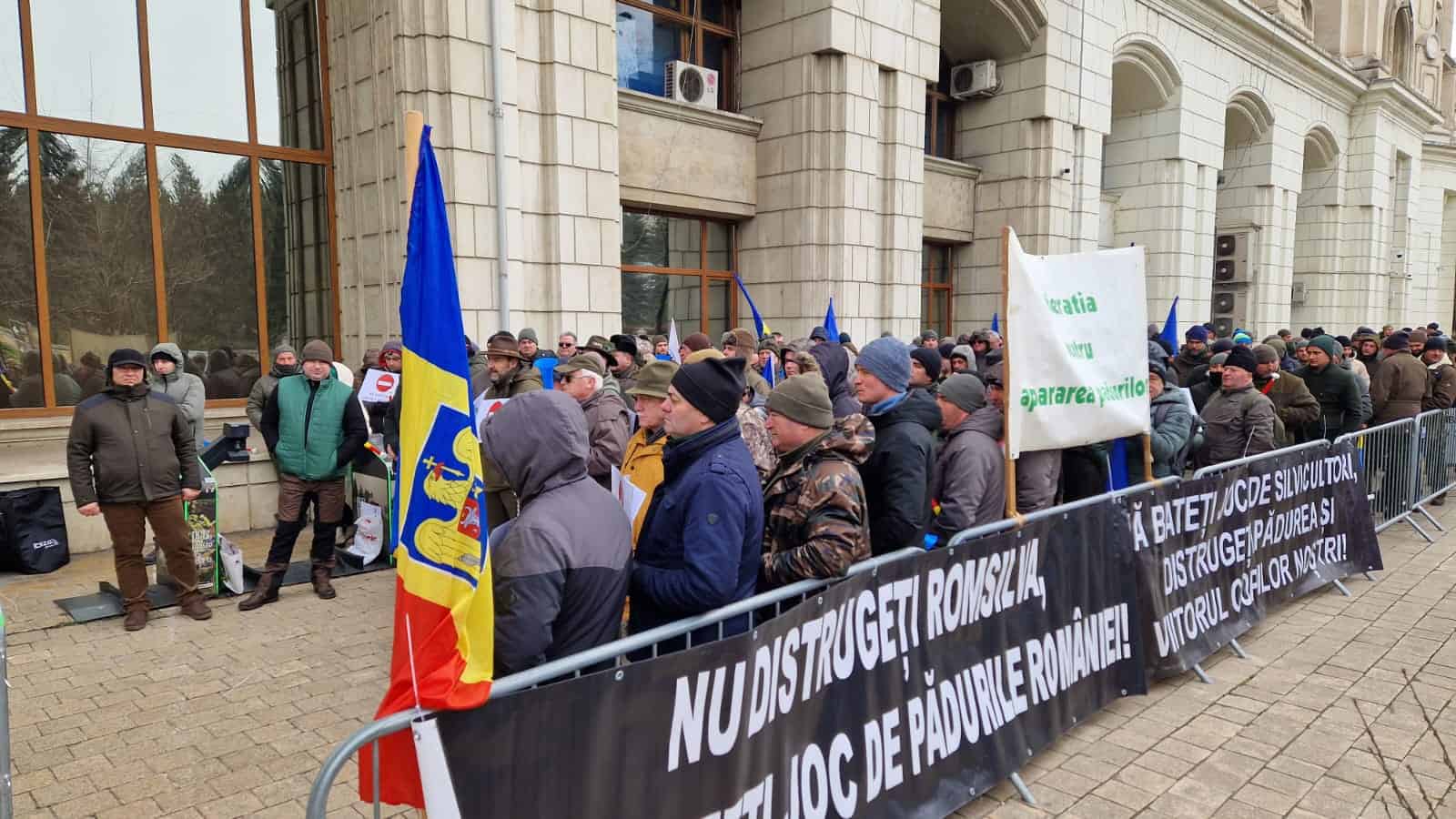 Silvicultori din Sibiu, în mijlocul protestatarilor de la Guvern: „Stop distrugerii Romsilva!” (foto)