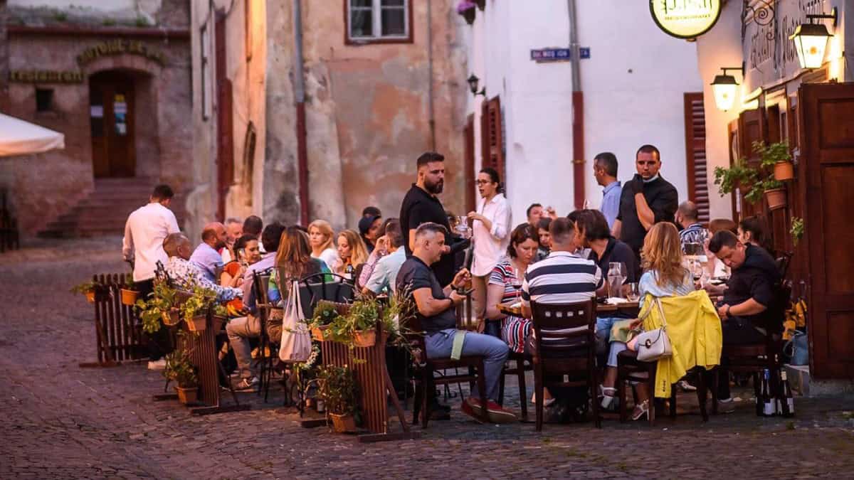 Patronii restaurantelor din Sibiu, pro și contra regulii care permite clienților să-și aducă recipiente pentru mâncare și băuturi