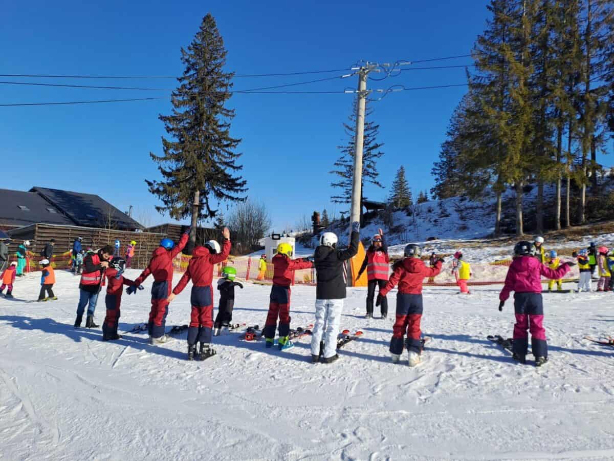 Tabără de schi pentru elevii premianți din Sibiu, organizată de Crucea Roșie