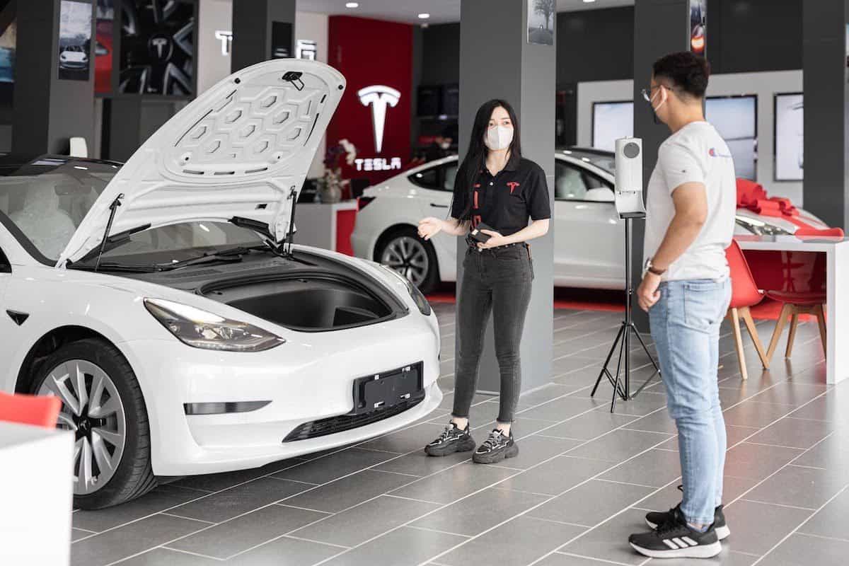 Tesla dă în judecată clienții nemulțumiți și pe cei care critică în public mașinile lor