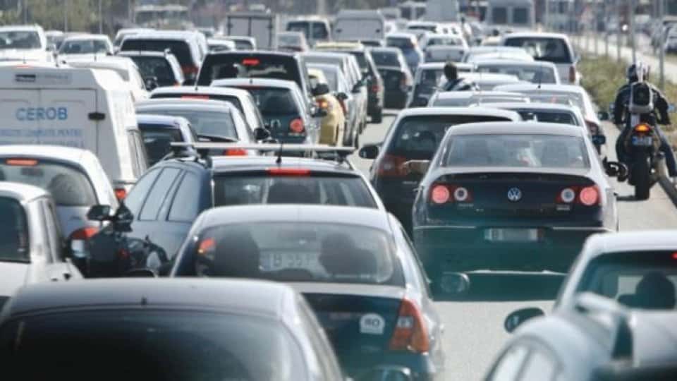 Guvernul vrea să reintroducă taxa auto. Sunt peste 8 milioane de mașini poluante în România