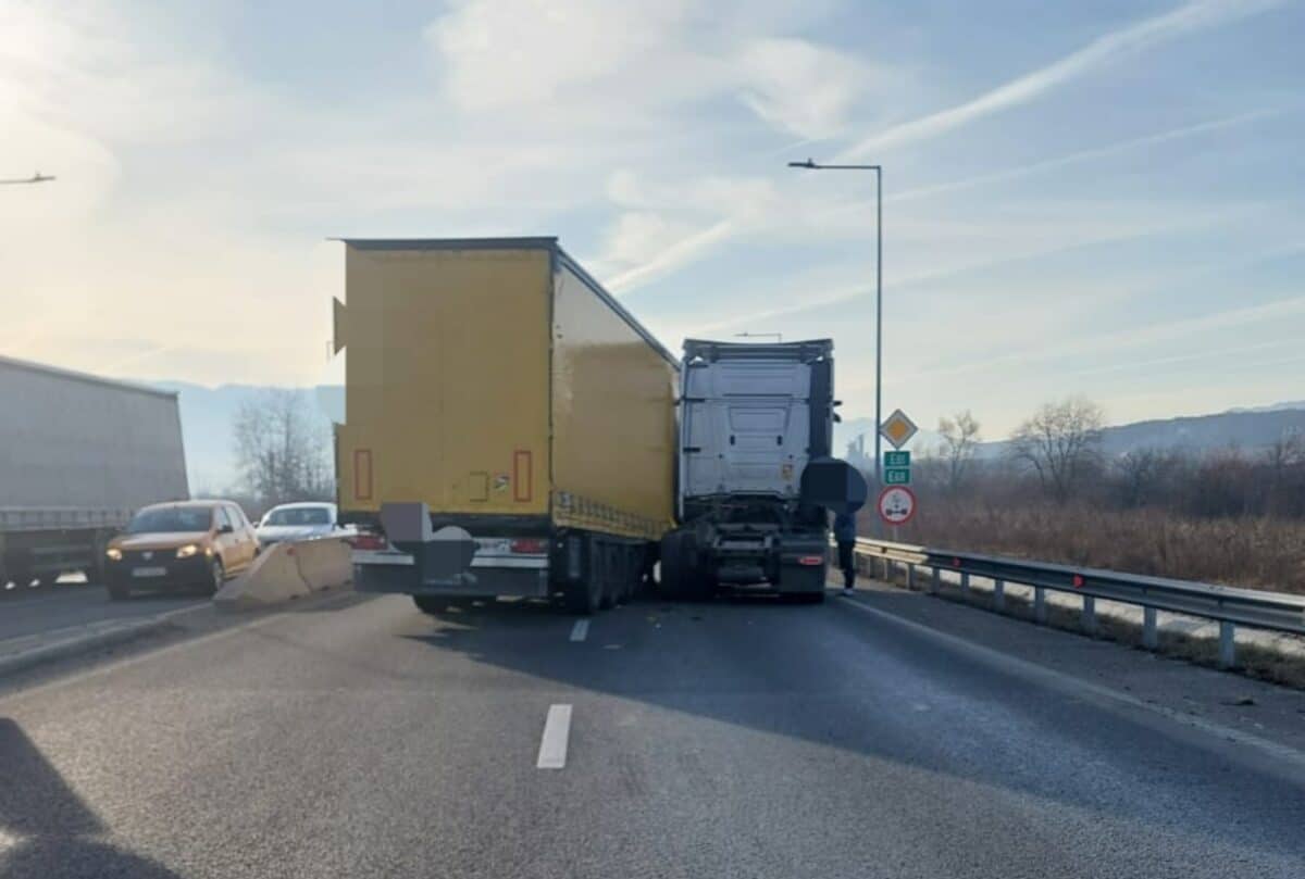 Trafic blocat pe DN1 la Mohu. Un TIR a rămas fără remorcă (update)