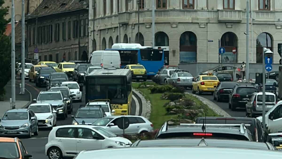 Cum se vor taxa mașinile poluante în România. Noua lege pune biruri mai mari, în funcție de emisiile poluante