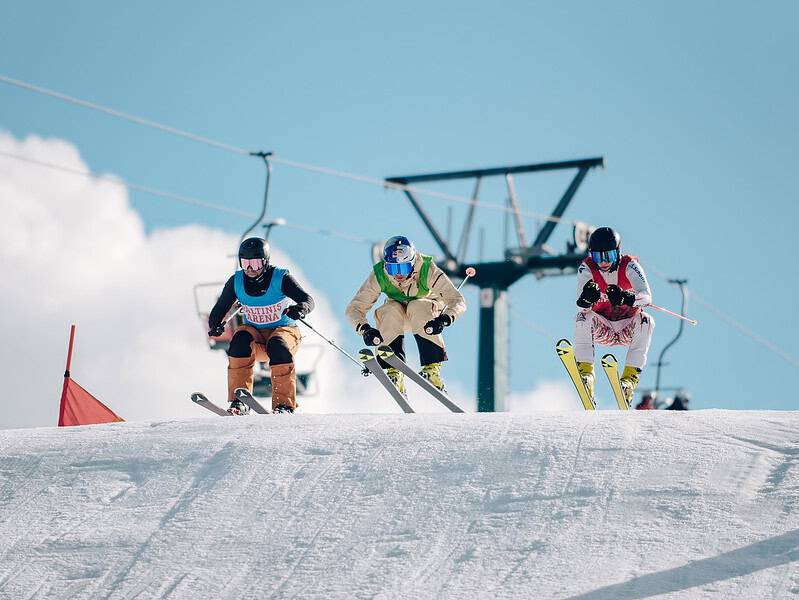 Weekend spectaculos la Păltiniș Arena. Zeci de concurenți au făcut spectacol pe pârtii (foto)