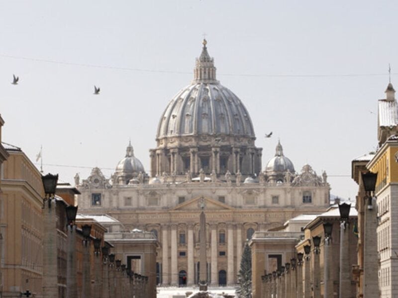 Un român a profanat altarul mare al Bazilicii Sf. Petru din Vatican (video)