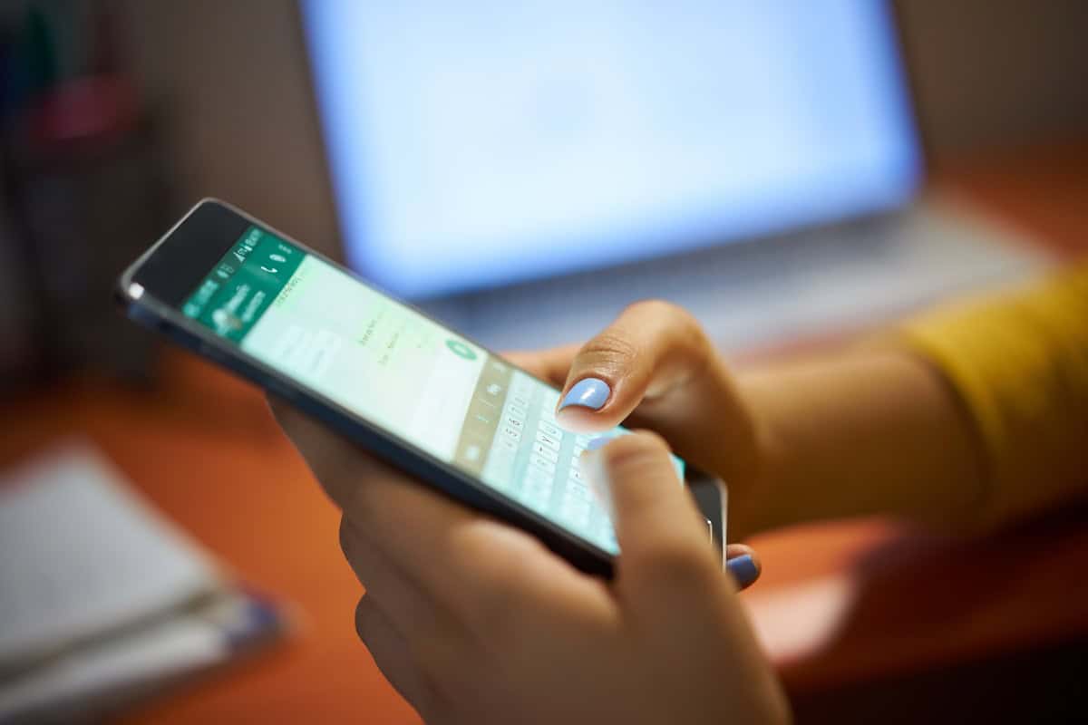 Nouă metodă de fraudă pe WhatsApp. Escrocii solicită coduri de verificare